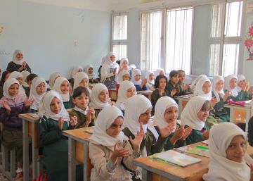 Unas ni&ntilde;as aplauden a una compa&ntilde;era en una escuela de Sana&rsquo;a, tras la vuelta al cole. rn 