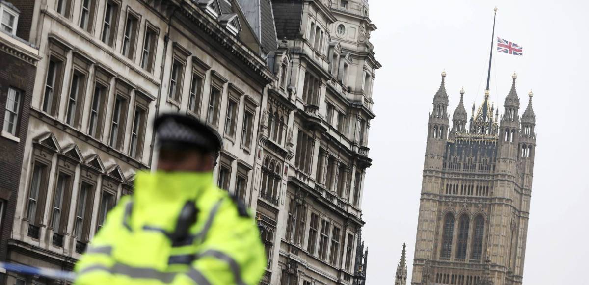 Bandera a media asta en el Parlamento de Londres.