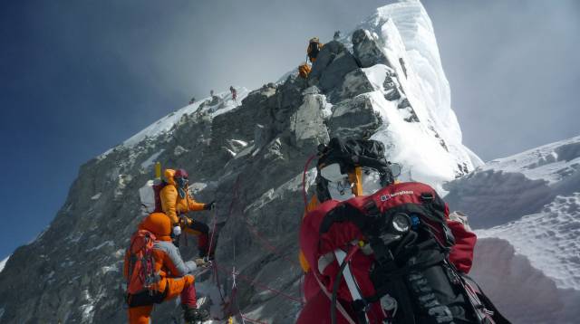 Alpinistas ascendiendo el monte Everest.