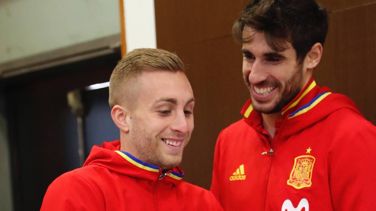 Los centrocampistas Gerard Deulofeu (i) y Javi Martínez.