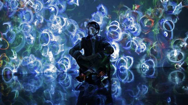 Instalaci&oacute;n realizada con CD por el artista Daniel Canogar.