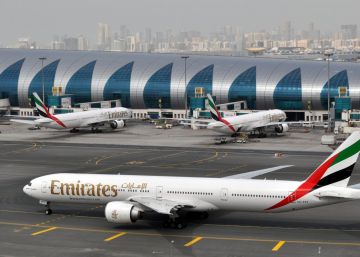Un avi&oacute;n de Emirates, en el aeropuerto de Dub&aacute;i, el pasado 22 de marzo.