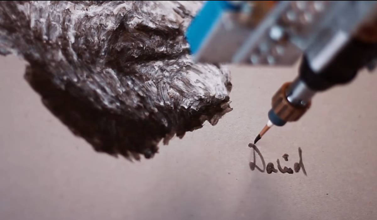 El robot e-David firma una de sus obras.