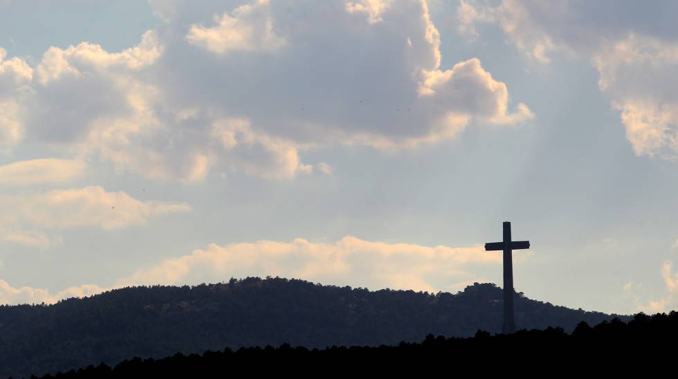 La cruz del Valle de los Caidos vista desde Guadarrama. rn rn
