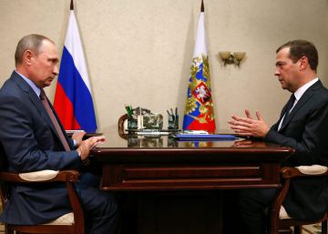 Vladimir Putin meeting with the Prime Minister of Russia, Dmitri Medvédev.