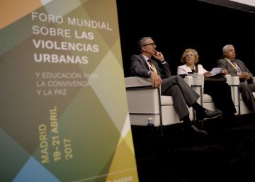 GRA368. MADRID, 19042017.- En la imagen, de izq. a dcha: el alcalde de Bruselas (B&eacute;lgica), Yvan Mayeur; la alcaldesa de Madrid, Manuel Carmena; el alcalde de Tr&iacute;poli (L&iacute;bano), Ahmad Kamareddine; y el de Montreal (Canad&aacute;), Denis Coderre, participan en la Mesa sobre violencia por terrorismo internacional, hoy en la segunda jornada del Foro Mundial sobre las violencias urbanas y educaci&oacute;n para la convivencia y paz, que se celebra hasta el viernes en la capital espa&ntilde;ola. EFEJuanJo Mart&iacute;n