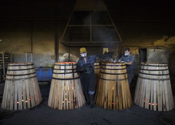 El proceso de montaje de barriles de whisky, en imágenes
