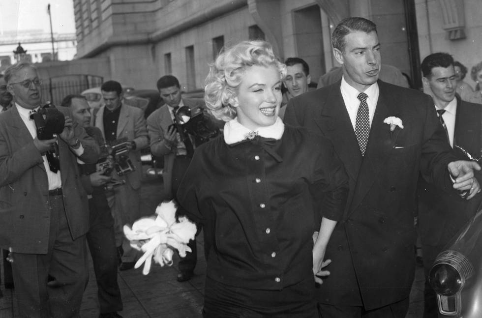 Marylin Monroe y Joe DiMaggio, el dia de su boda en el Ayuntamiento de San Francisco, en enero de 1954.