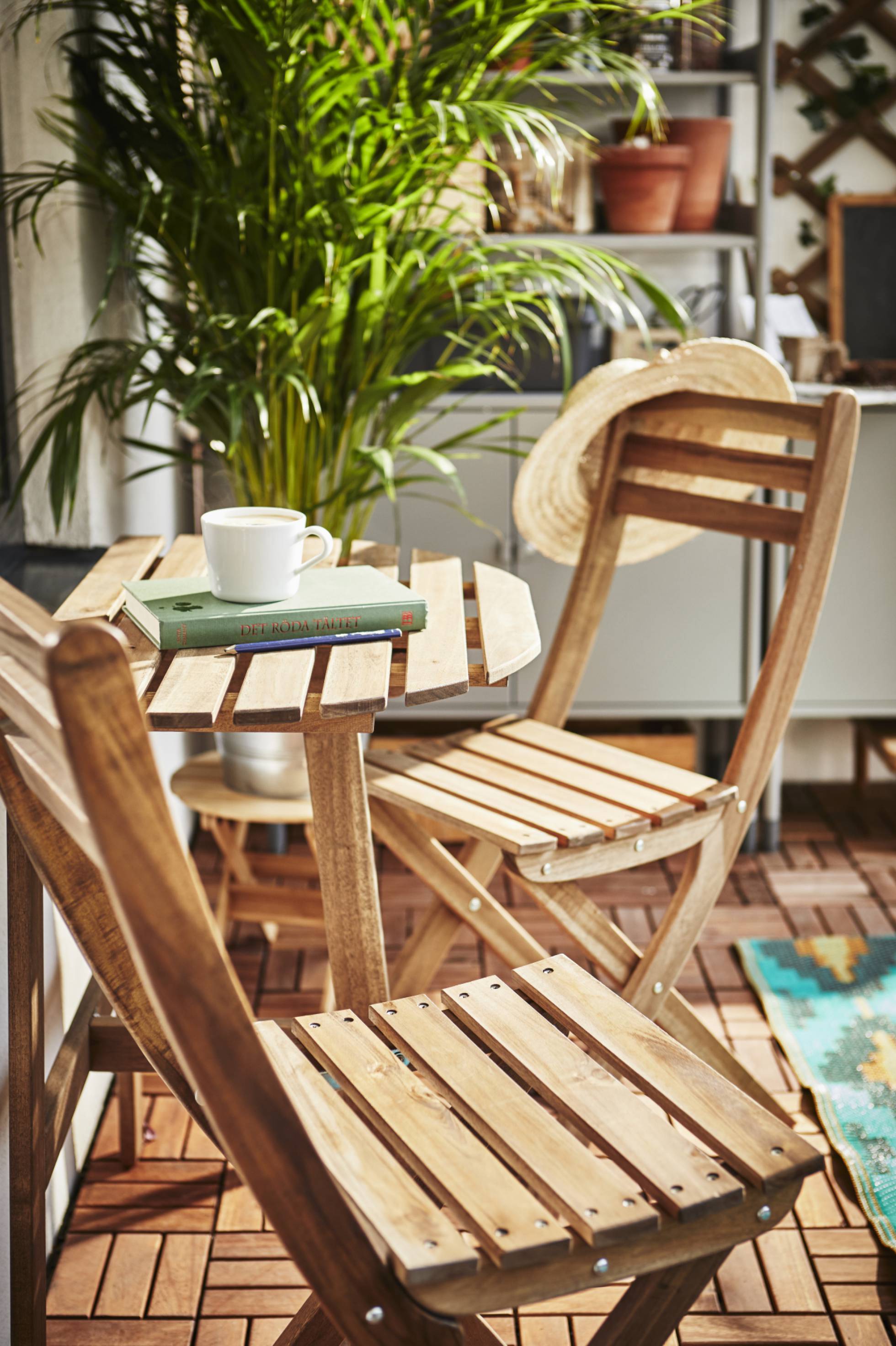 Las sillas de la serie Askholmen son de acacia maciza.