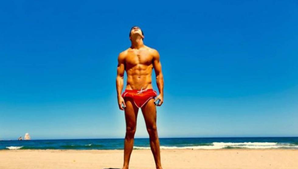 Mario Casas does not mind to roll up his swimsuit to keep his body tanned.