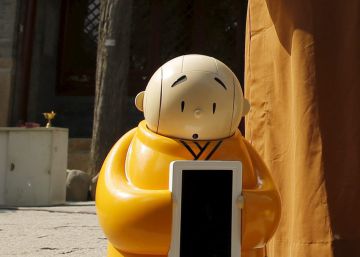 El maestro Xianfan junto a su versión robótica, Xian'er, en el templo budista de Longquan.