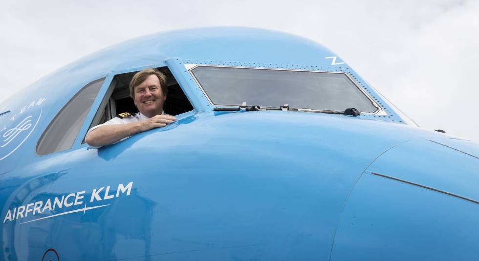 El rey de Holanda, en un avión de KLM, en el aeropuerto de Schiphol, cerca de Amsterdam.