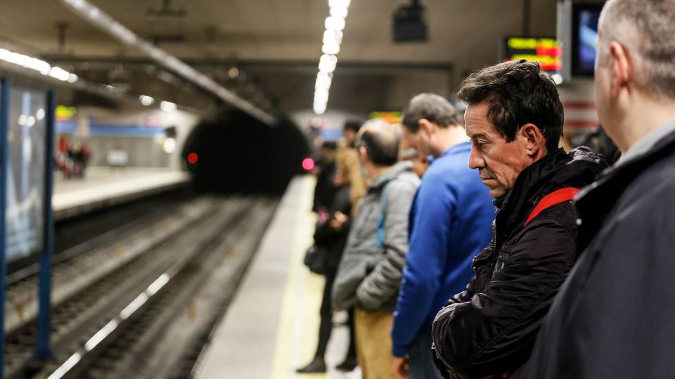 Viajeros en la estación de metro de Atocha, en Madrid.rn rn rn