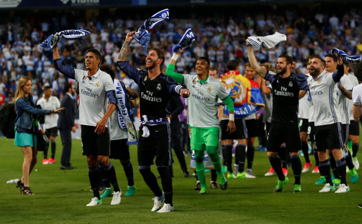 Ramos, Varane y otros jugadores celebran el título.