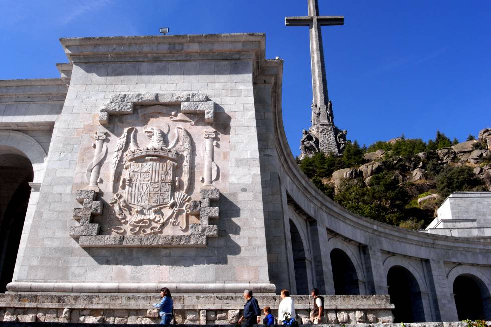 Escudo preconstitucional franquista en la Basílica de la Santa Cruz del Valle de los Caídos.
