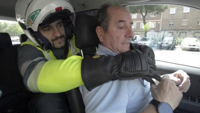 Así de cutre (y genial) es el vídeo de la Guardia Civil para que uses el cinturón