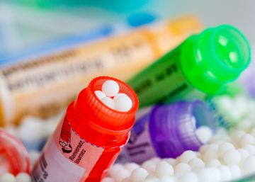 Si la homeopatía no funciona, ¿por qué se sigue vendiendo en farmacias?