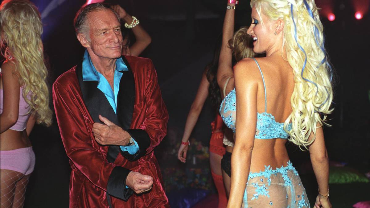 Hugh Hefner en su mansión con las chicas Playboy.