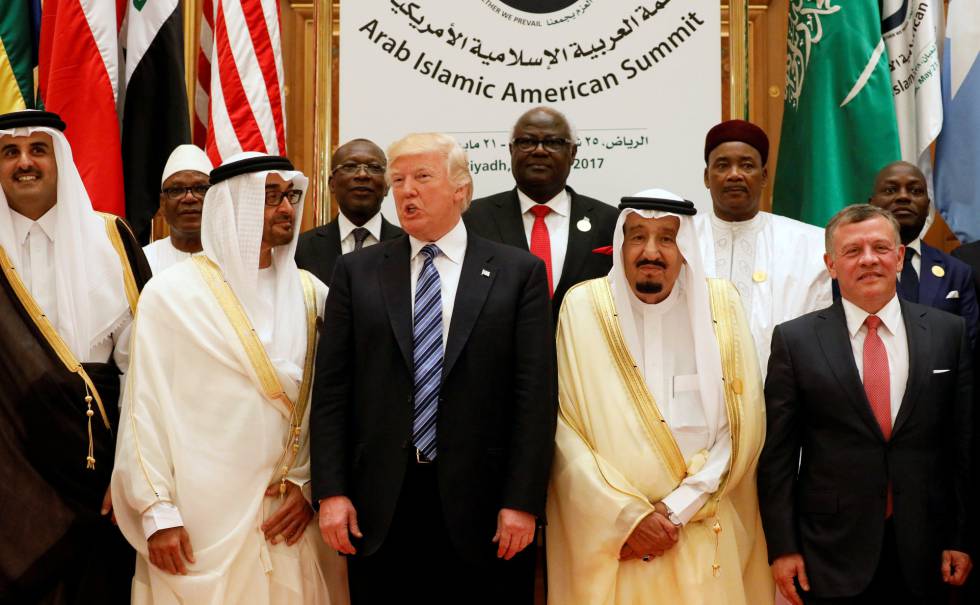El rey de Jordania, el de Arabia Saudí, el presidente de Estados Unidos, el príncipe de Abu Dhabi y el emir de Qatar en la cumbre árabe islámico estadounidense en Riyadh (Arabia Saudí).