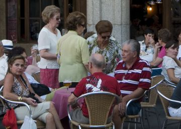 Spanish city warns bars to keep sharp knives off terrace tabletops