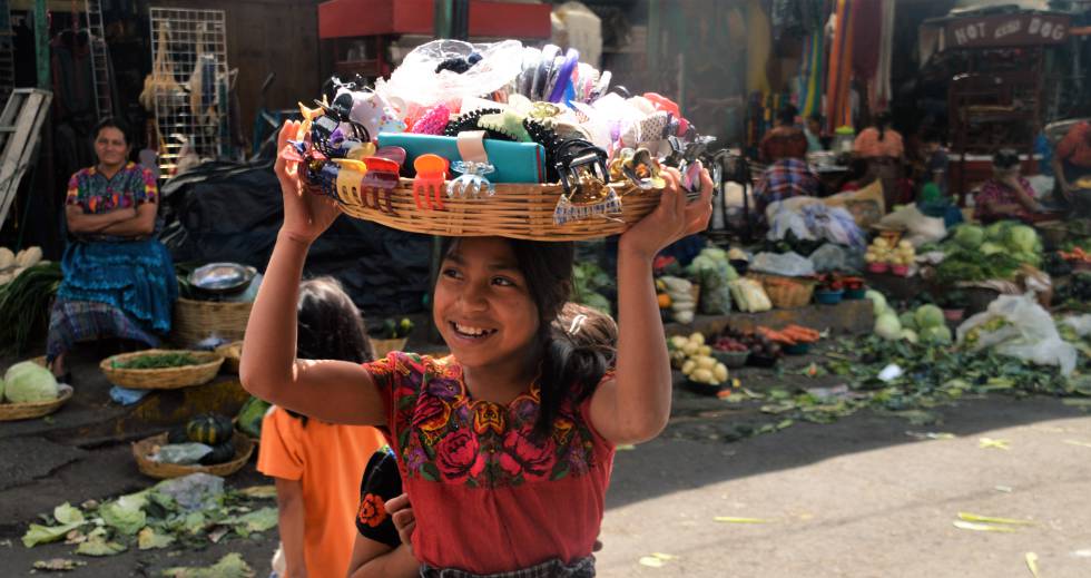 Una niña trabaja en el mercado La Terminal de Ciudad de Guatemala.