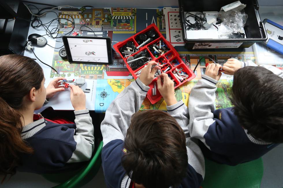 Niños en clase de tecnología manejando herramientas y piezas mecánicas en el colegio privado Brains María Lombillo, en Arturo Soria, Madrid.