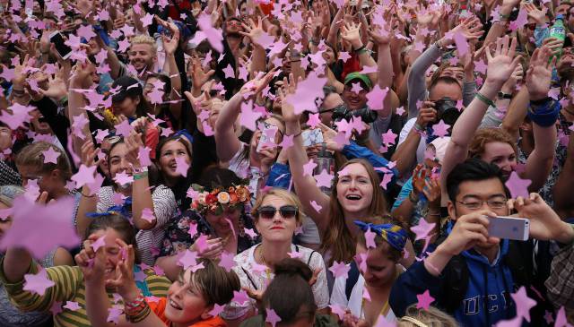 Una multitud disfruta del festival de Glastonbury.