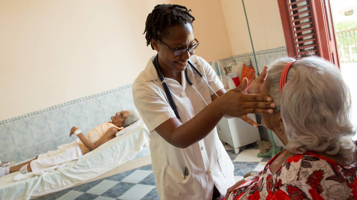 Así aprenden los médicos estadounidenses de la sanidad cubana
