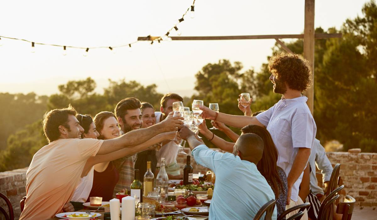 Dejar de lado a los amigos puede ser tan perjudicial como fumar 15 cigarrillos diarios