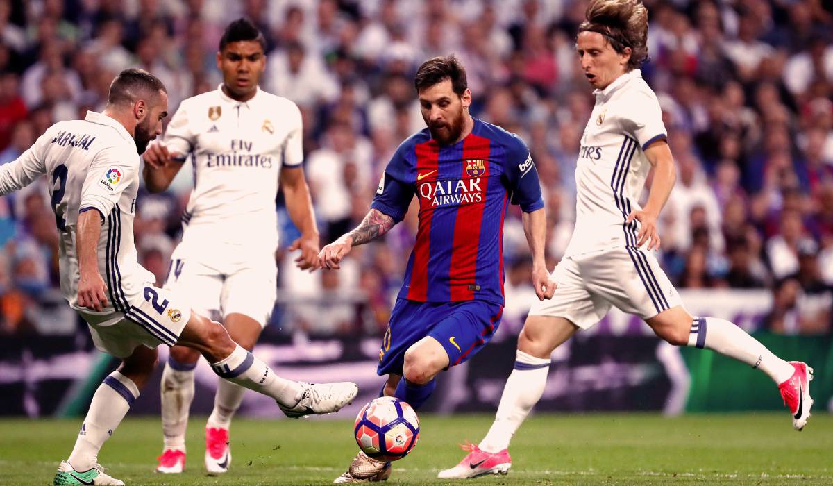 Carvajal y Kuka Modric, del Real Madrid, intentan quitarle el balón a Leo Messi