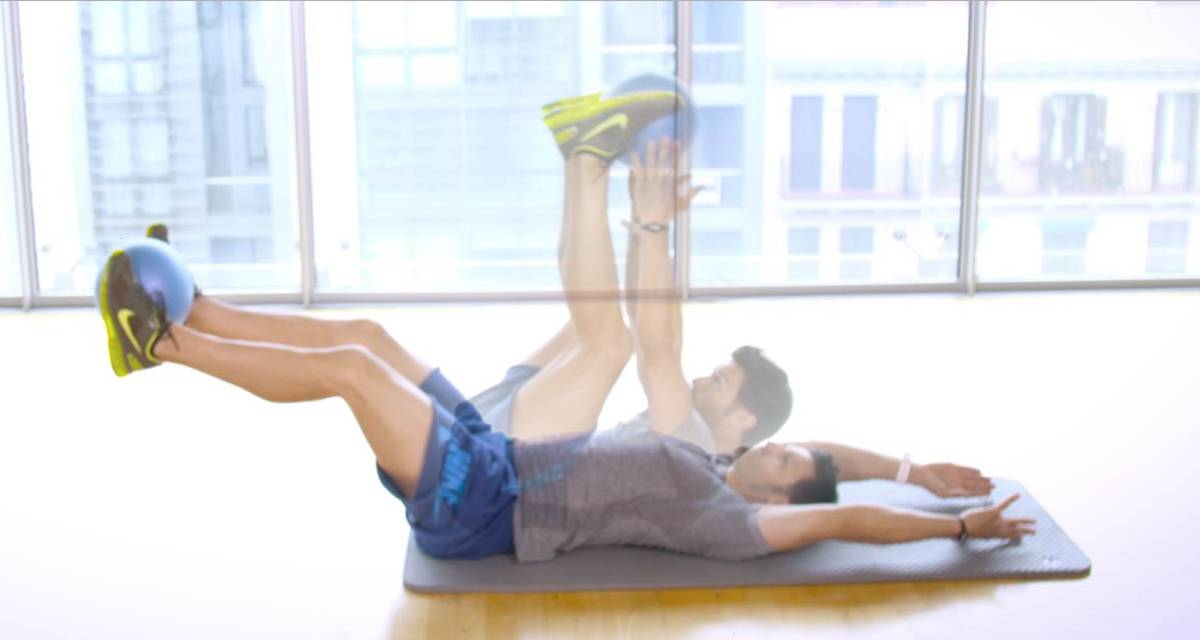 Vídeo| El reto de los 4 minutos: ponerte cachas solo con la ayuda de una pelota