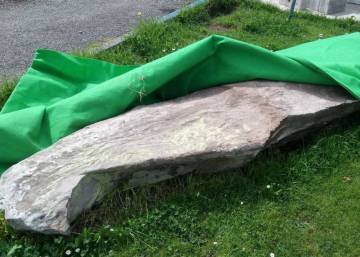 Decorar el jardín con un dólmen expoliado