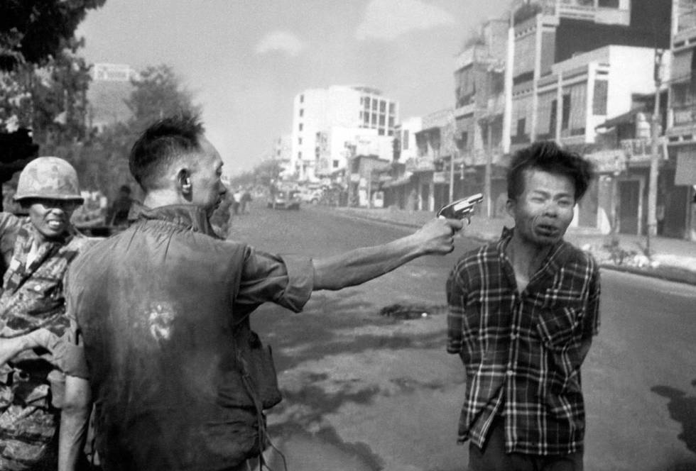 El general Nguyen Ngoc Loan dispara en la cabeza a un sospechoso de pertenecer al Viet Cong, en una calle de Saigón.
