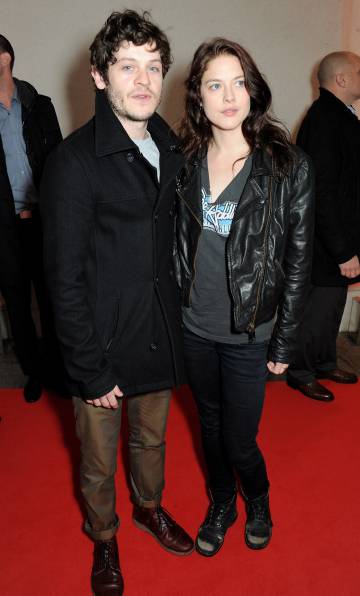 Iwan Rheon con su novia Zoë Grisedale en los premios musicales Q Awards celebrados en Londres (2013).