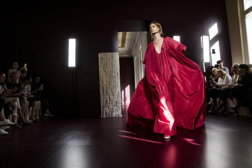 Una modelo presenta una de las creaciones de alta costura para la temporada de otoñoinvierno 20172018 de Valentino