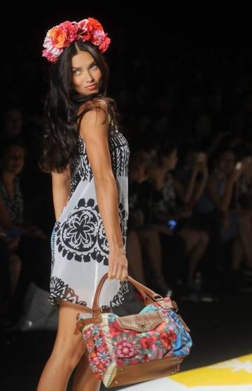 La modelo Adriana Lima, desfilando para Desigual en Madrid, en septiembre de 2014.
