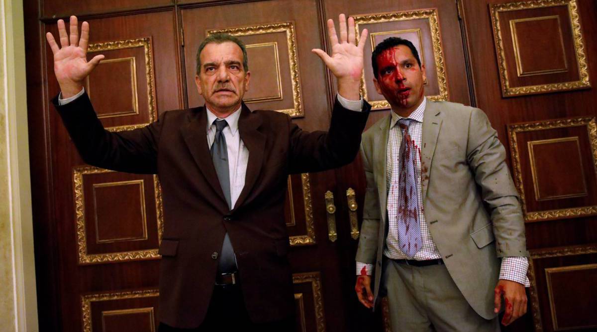 Los opositores Stefanelli, con los brazos en alto, y Leonardo Regnault, tras el asalto.