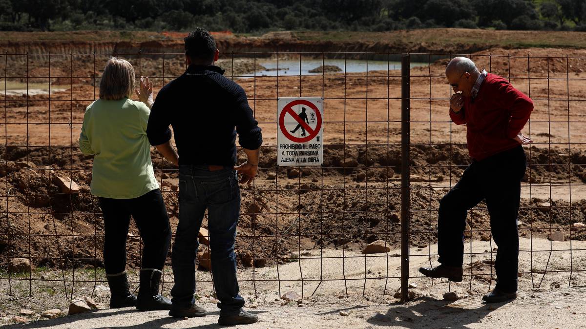 Varios vecinos observan las obras de la mina.