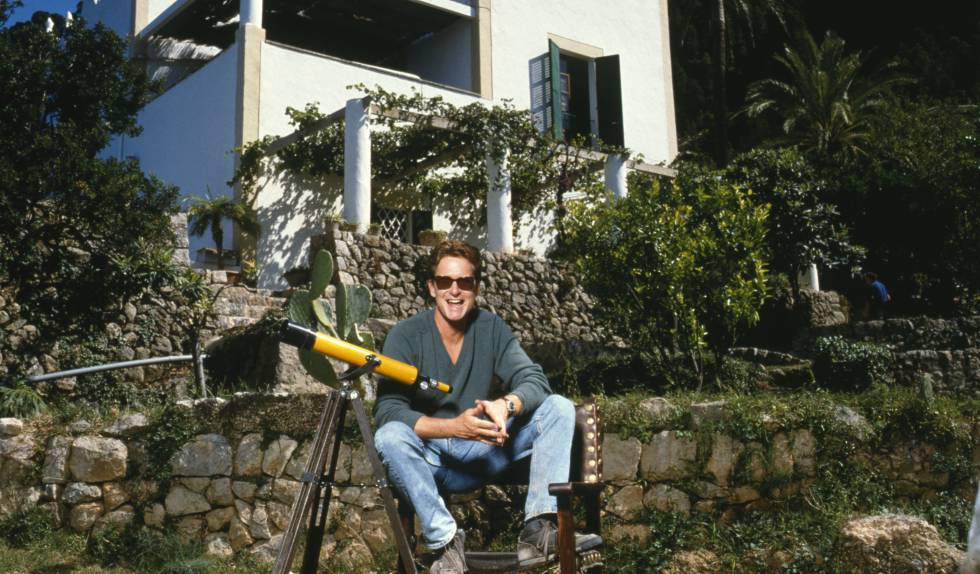 Michael Douglas, en 'S’Estaca', su casa de Mallorca, en 1988.