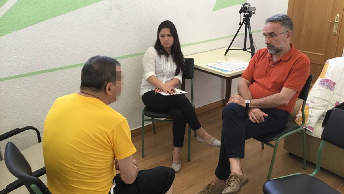 El catedrático Enrique Carbonell entevista a un maltratador en la cárcel de Valencia.