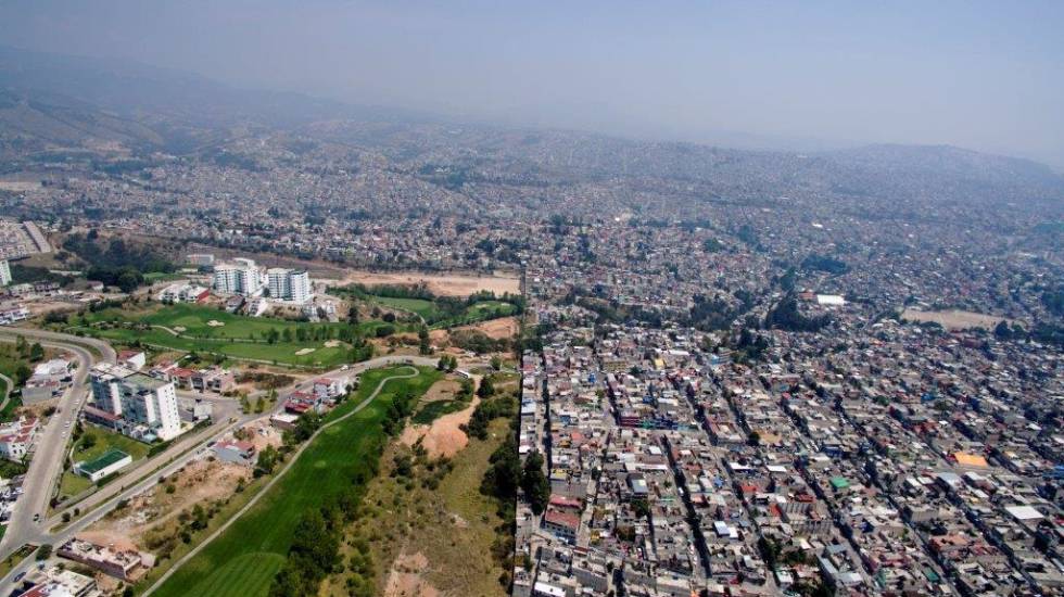Una urbanización de lujo, blindada en medio de barriadas populares, ejemplifica la desigualdad en el Estado de México