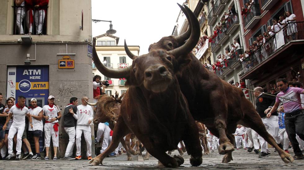 Dos toros de la ganadería de Jandilla durante el quinto encierro de los Sanfermines 2017.rn rn