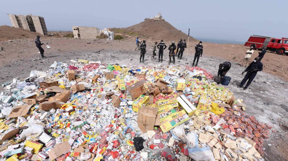 Trabajos de destrucción de cuatro toneladas de medicamentos iletales en Dakar, Senegal, en abril de 2015.