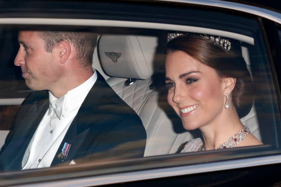 Kate Middleton, con joyas de la colección privada de la fallecida Diana de Gales, y Guillermo de Inglaterra, a su llegada anoche al palacio de Kensington para la cena de gala.
