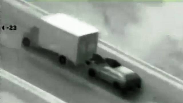 Los increíbles asaltos a camiones desde coches en marcha