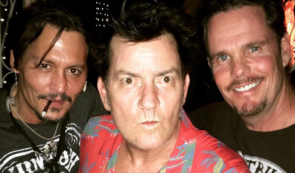 De izquierda a derecha: los actores Johnny Depp, Charlie Sheen y Kevin Dillon, en la foto publicada en Instagram.