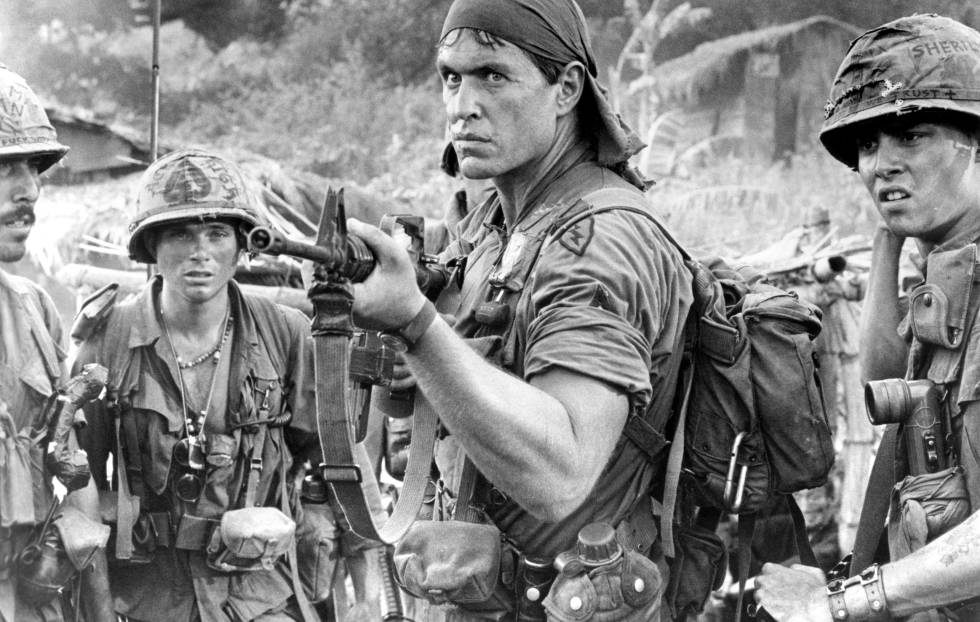 Tom Berenger y Johnny Depp, a la derecha, en un fotograma de 'Platoon' (1986).