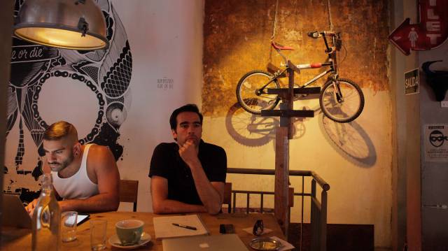 Dos clientes en el café La Bicicleta, en Madrid.