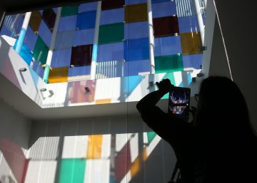 Una visitante fotografía el interior del Centro Pompidou Málaga durante su inauguración. 