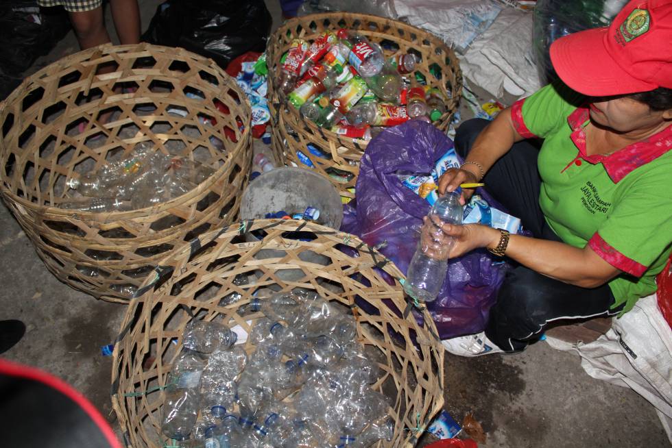 Em muitas regiões do planeta a reciclagem de plásticos ainda é manual, garrafa a garrafa, tampinha a tampinha